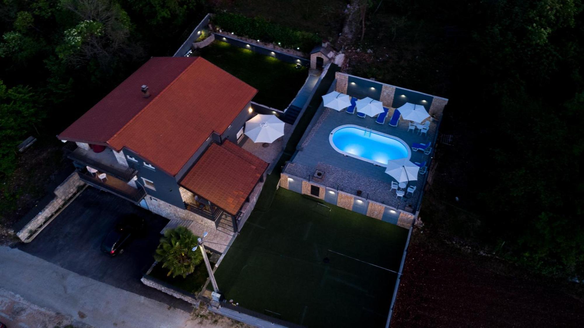 Apa Villa *